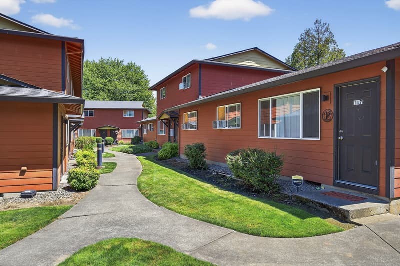 Exterior of Lincoln Court Townhomes in Fairview, Oregon